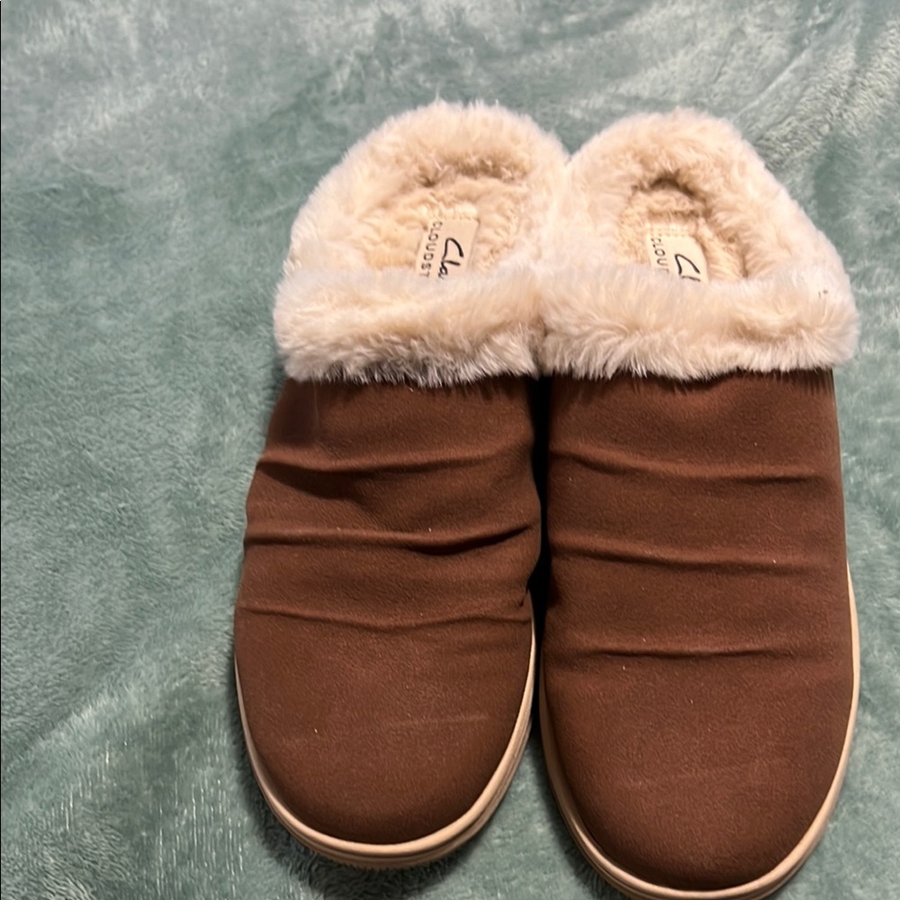 Clarks clogs. Sherpa lined brown size 8. New!